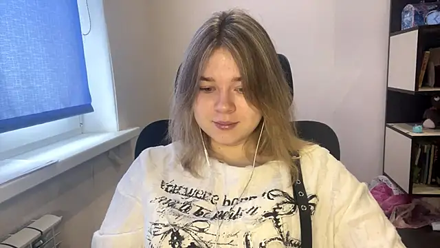 TomikoPfau online show from April 6, 2026, 7:53 am