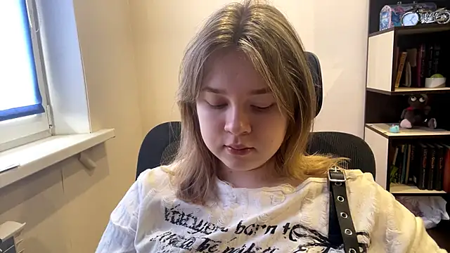 TomikoPfau online show from April 11, 2026, 7:45 am