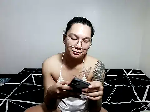 xNaughtymilesx online show from May 6, 2026, 2:55 pm