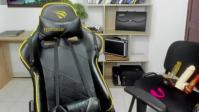 valeriavelasquez online show from March 25, 2026, 9:43 pm