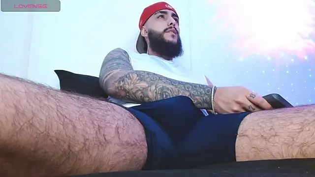 SantiagoHincapiie online show from April 22, 2026, 6:05 am