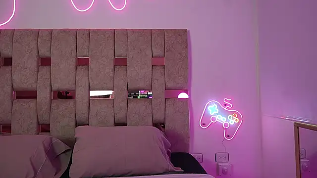 Fernanda thail  online show from April 14, 2026, 7:20 pm