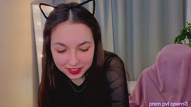 Snapshot of BellaThery chatting on March 3, 2026, 9:26 am BellaThery online show from March 3, 2026, 9:26 am