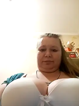 KiraStanton online show from April 14, 2026, 6:58 pm