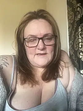 Busty-GilfQuinn online show from March 3, 2026, 9:15 am