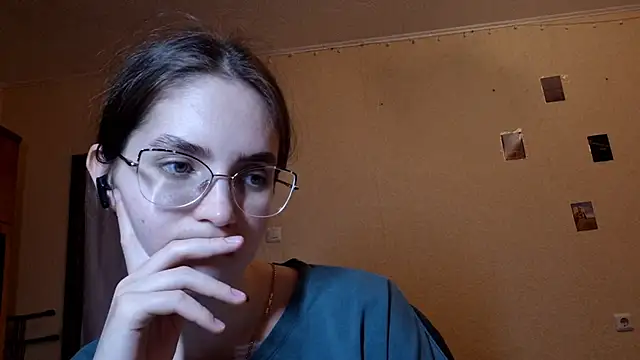 Katelemon online show from June 3, 2026, 2:33 pm