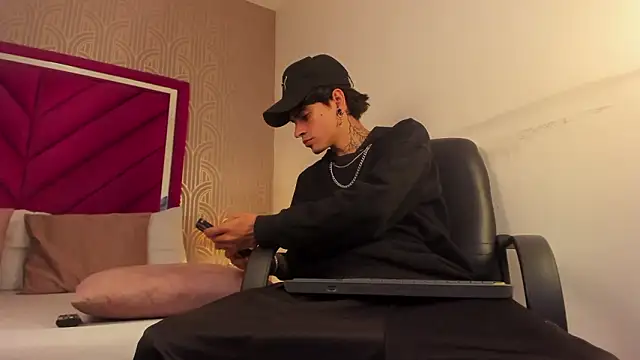 Snapshot of Dominic_Foxx chatting on March 3, 2026, 12:22 pm Dominic Foxx online show from March 3, 2026, 12:22 pm