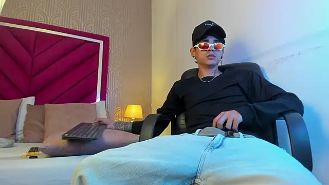 Snapshot of Dominic_Foxx chatting on March 4, 2026, 7:53 pm Dominic Foxx online show from March 4, 2026, 7:53 pm