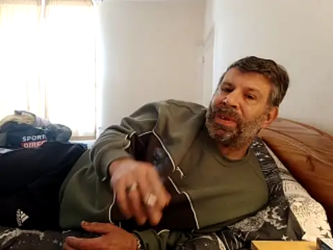 stud2512 online show from April 16, 2026, 8:15 am