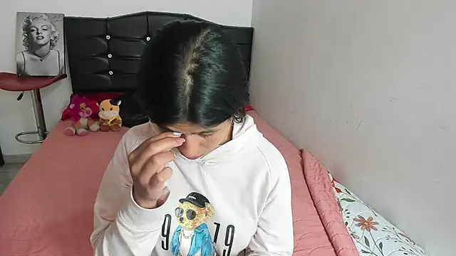 LatinaQueen23 online show from April 16, 2026, 2:29 pm