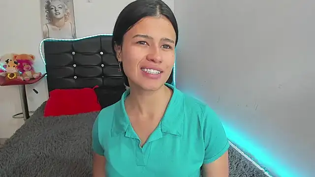 LatinaQueen23 online show from May 4, 2026, 4:03 pm