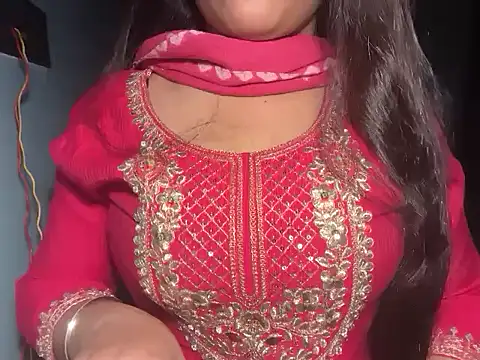 Avneet kaurr1 online show from June 3, 2026, 3:17 pm