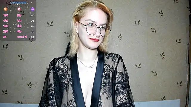 Snapshot of NicoleDaviss chatting on June 23, 2026, 7:23 pm NicoleDaviss online show from June 23, 2026, 7:23 pm