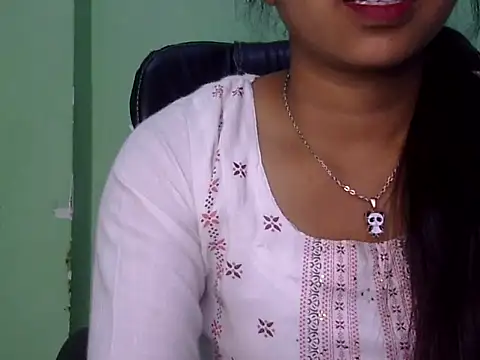 Snapshot of cute_momo_love chatting on March 12, 2026, 5:46 am cute momo love online show from March 12, 2026, 5:46 am