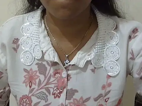 Snapshot of cute_momo_love chatting on June 5, 2026, 5:36 am cute momo love online show from June 5, 2026, 5:36 am