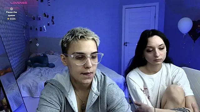 LuxuryLoverss online show from April 19, 2026, 11:09 am