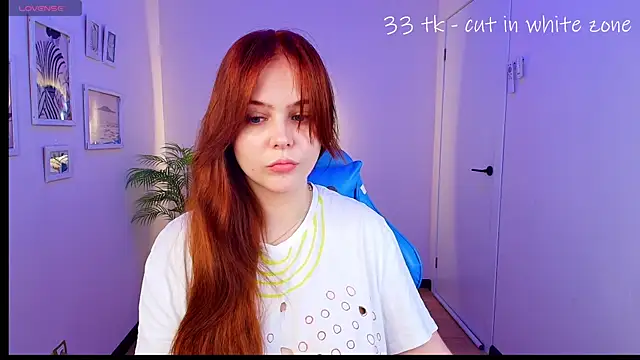Snapshot of Elle_Funning chatting on June 7, 2026, 4:00 pm Elle Funning online show from June 7, 2026, 4:00 pm
