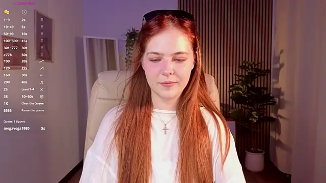 Snapshot of Elle_Funning chatting on June 20, 2026, 11:24 am Elle Funning online show from June 20, 2026, 11:24 am