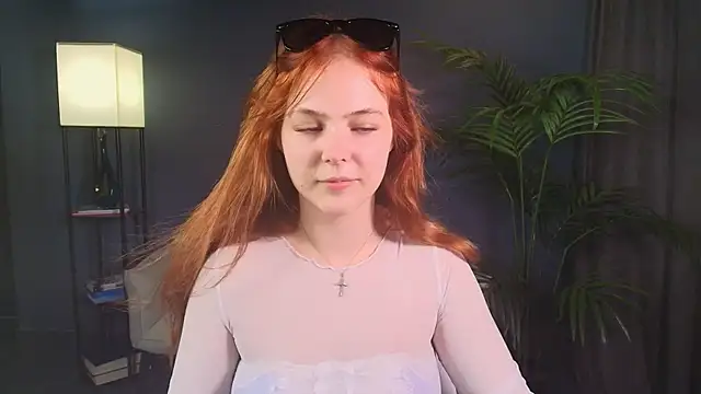 Snapshot of Elle_Funning chatting on June 25, 2026, 3:27 pm Elle Funning online show from June 25, 2026, 3:27 pm