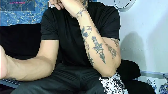 Snapshot of Tessarion_Black chatting on July 9, 2026, 4:05 am Tessarion Black online show from July 9, 2026, 4:05 am