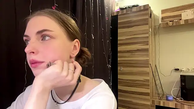 PollyDream online show from March 4, 2026, 7:25 am