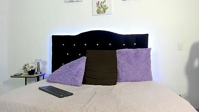 Eros Lux online show from March 8, 2026, 10:46 pm