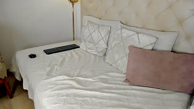 nina joyce online show from April 18, 2026, 8:09 pm