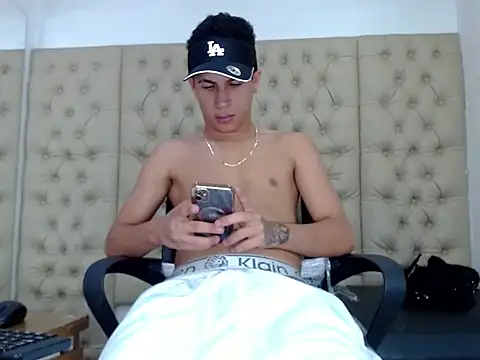 Hollmanhot online show from March 4, 2026, 2:28 am