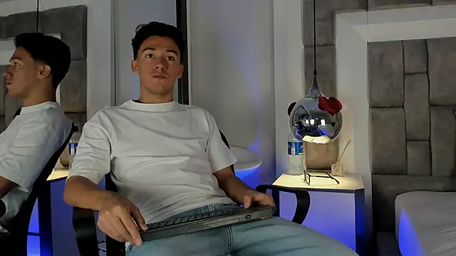 Snapshot of Austin_Reedss chatting on March 4, 2026, 12:11 pm Austin Reedss online show from March 4, 2026, 12:11 pm