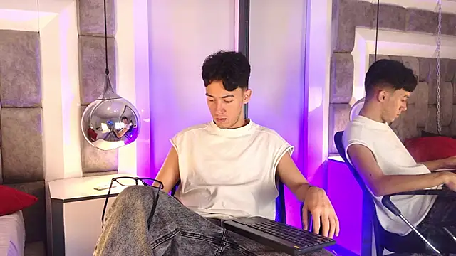 Snapshot of Austin_Reedss chatting on June 2, 2026, 1:35 pm Austin Reedss online show from June 2, 2026, 1:35 pm