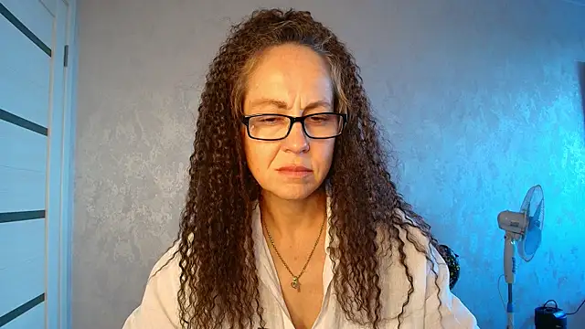 LioraWeiss online show from June 3, 2026, 2:33 pm