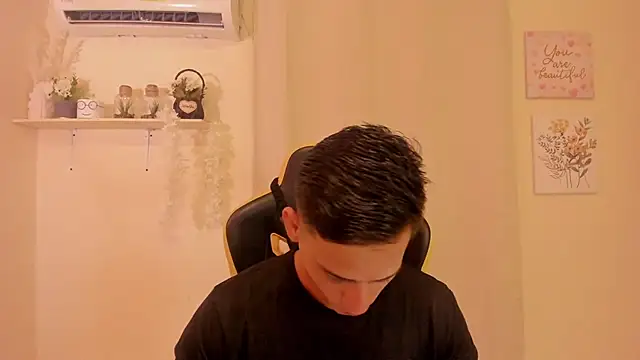 Snapshot of sexy_andres01 chatting on March 13, 2026, 5:03 am sexy andres01 online show from March 13, 2026, 5:03 am