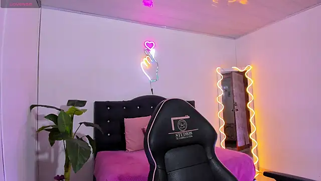 LINDSAY TAY online show from April 11, 2026, 3:33 am