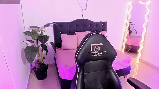 LINDSAY TAY online show from April 18, 2026, 3:21 am