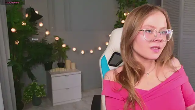 Sophie Peach  online show from April 13, 2026, 2:55 pm