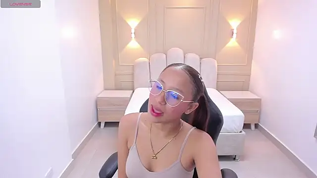 LESLYSIMPSON online show from March 19, 2026, 7:51 pm