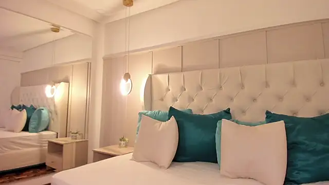 raquel mooon online show from March 27, 2026, 5:01 pm