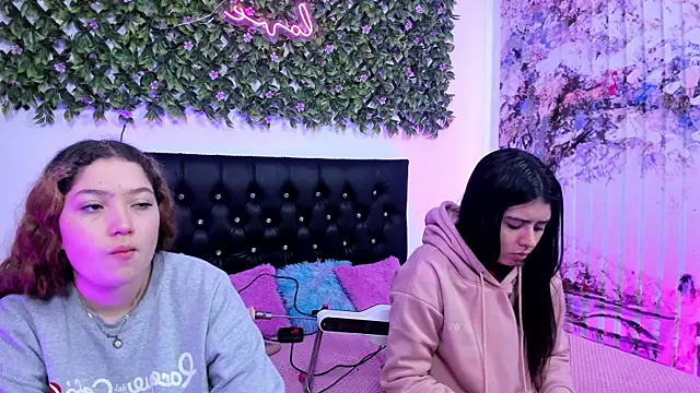 valeria and zoe online show from June 4, 2026, 2:12 pm