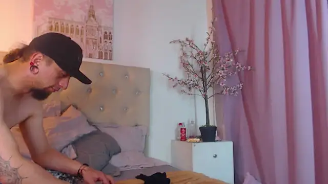 Rommen N Zoe online show from May 8, 2026, 1:55 am