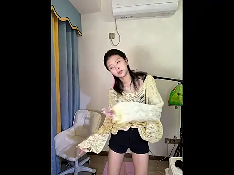 Y--F--LOVE online show from March 13, 2026, 3:51 pm