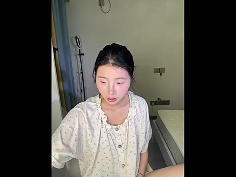 Y--F--LOVE online show from April 22, 2026, 3:24 pm