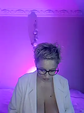 LunaBlaise online show from April 10, 2026, 4:44 pm