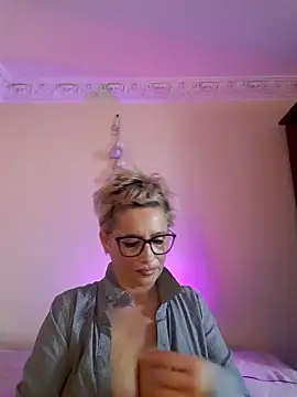 LunaBlaise online show from April 12, 2026, 7:02 am