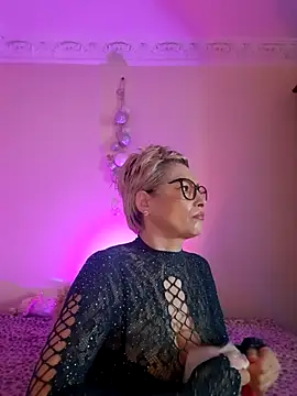 LunaBlaise online show from April 18, 2026, 6:28 am