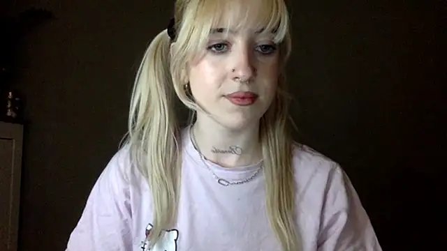 Snapshot of EmmyWet chatting on May 1, 2026, 4:44 pm EmmyWet online show from May 1, 2026, 4:44 pm