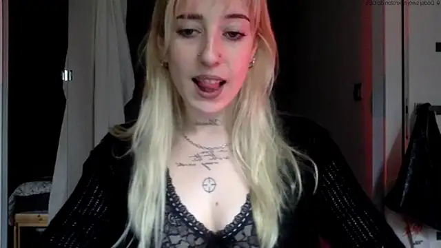 Snapshot of EmmyWet chatting on May 18, 2026, 5:19 pm EmmyWet online show from May 18, 2026, 5:19 pm