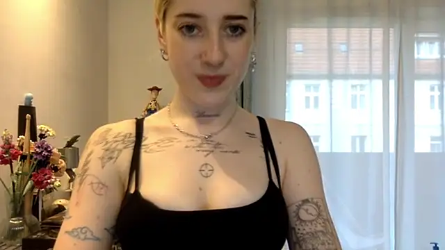 Snapshot of EmmyWet chatting on June 19, 2026, 6:01 pm EmmyWet online show from June 19, 2026, 6:01 pm