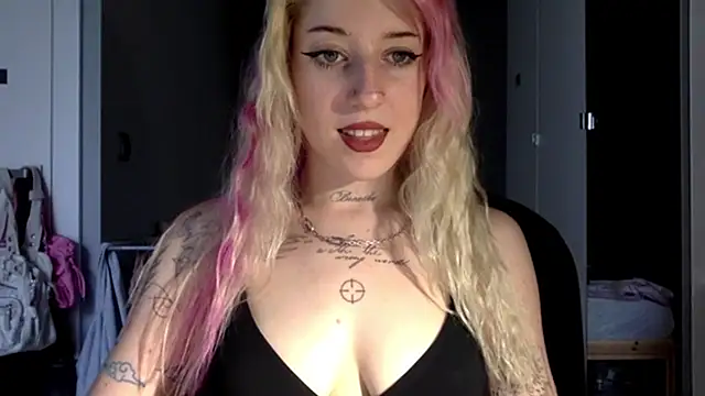 Snapshot of EmmyWet chatting on July 4, 2026, 4:02 pm EmmyWet online show from July 4, 2026, 4:02 pm