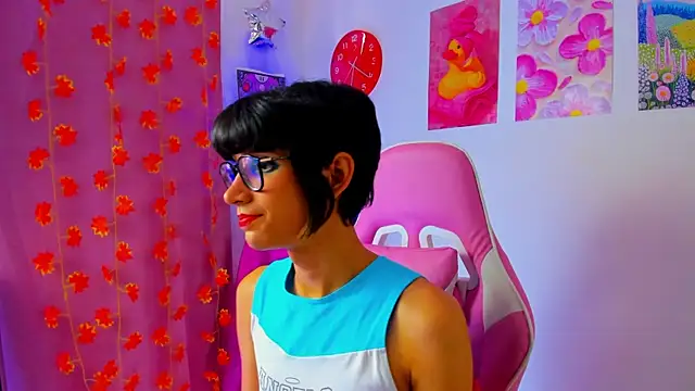 Madeline 21 online show from April 20, 2026, 12:19 pm