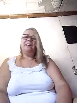 momismilf544 online show from April 22, 2026, 6:53 pm